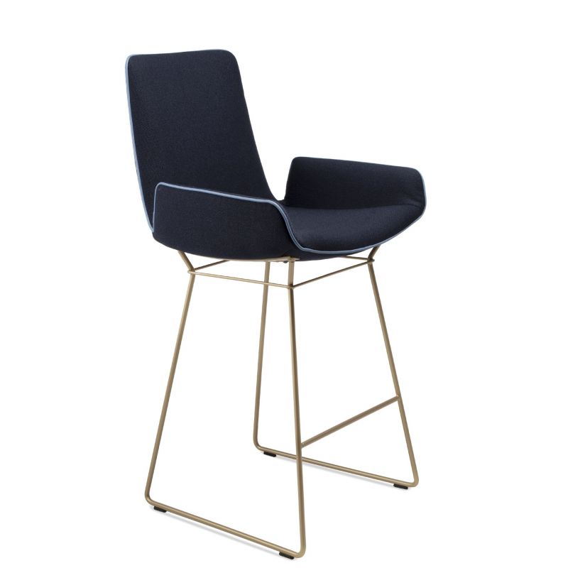 Amelie Thekenstuhl von Freifrau Manufaktur mit niedrigen Armlehnen und goldenem Metallgestell.